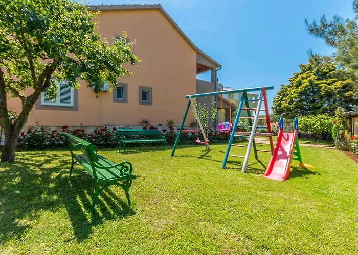 Cozy Apartment In Sveti Filip I Jakov 아파트