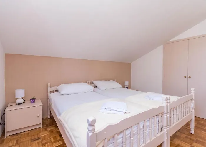Cozy Apartment In Sveti Filip I Jakov 아파트 *