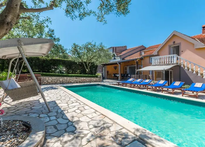 Cozy Apartment In Sveti Filip I Jakov 아파트 *