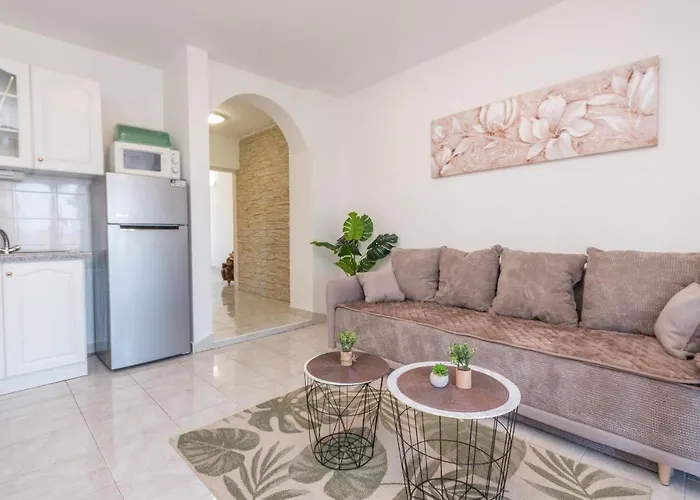 Cozy Apartment In Sveti Filip I Jakov 아파트