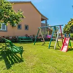 Cozy Apartment In Sveti Filip I Jakov Apartman