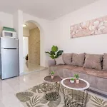 Cozy Apartment In Sveti Filip I Jakov Apartman