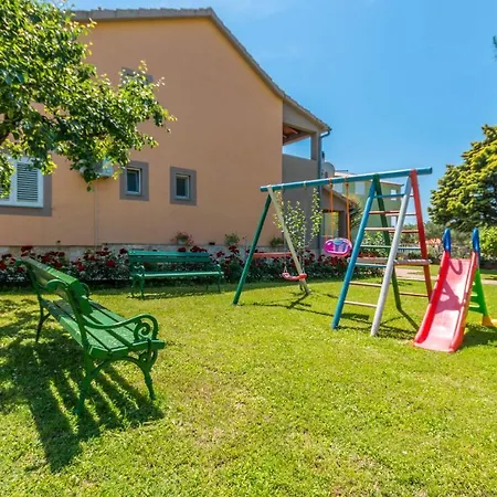 Awesome Apartment In Sveti Filip I Jakov Lejlighed