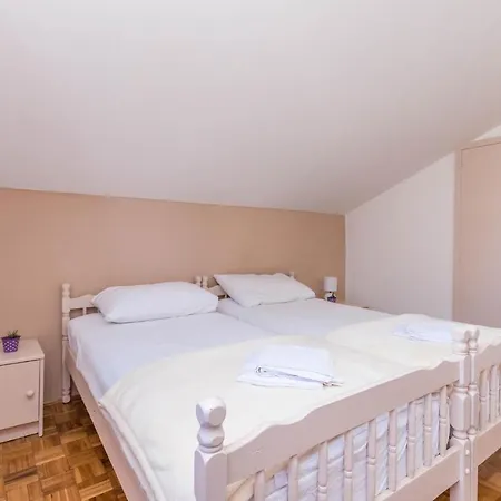 Awesome Apartment In Sveti Filip I Jakov Lejlighed *