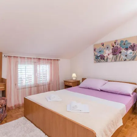 Awesome Apartment In Sveti Filip I Jakov Lejlighed