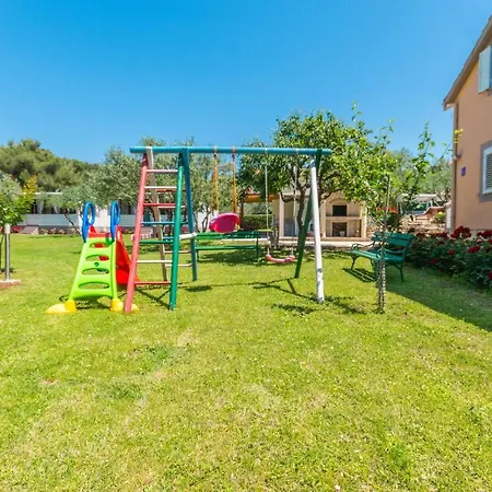 Awesome Apartment In Sveti Filip I Jakov Lejlighed