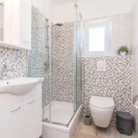Awesome Apartment In Sveti Filip I Jakov Lejlighed